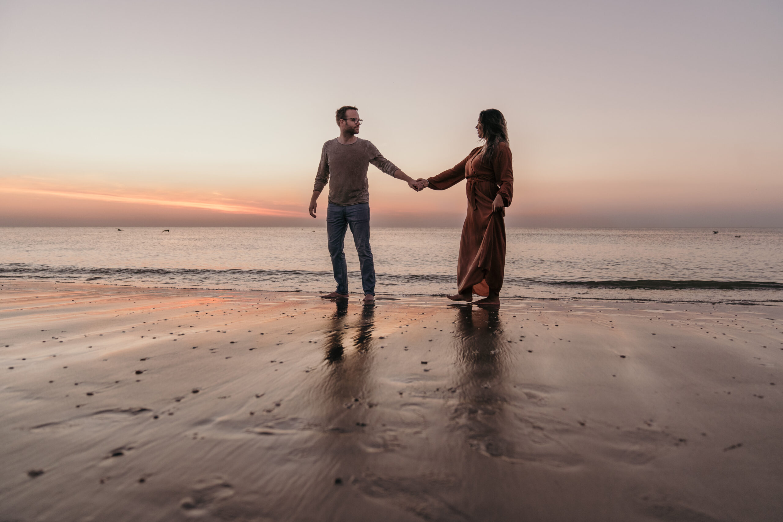 Loveshoot op het strand van Kijkduin tijdens Golden Hour