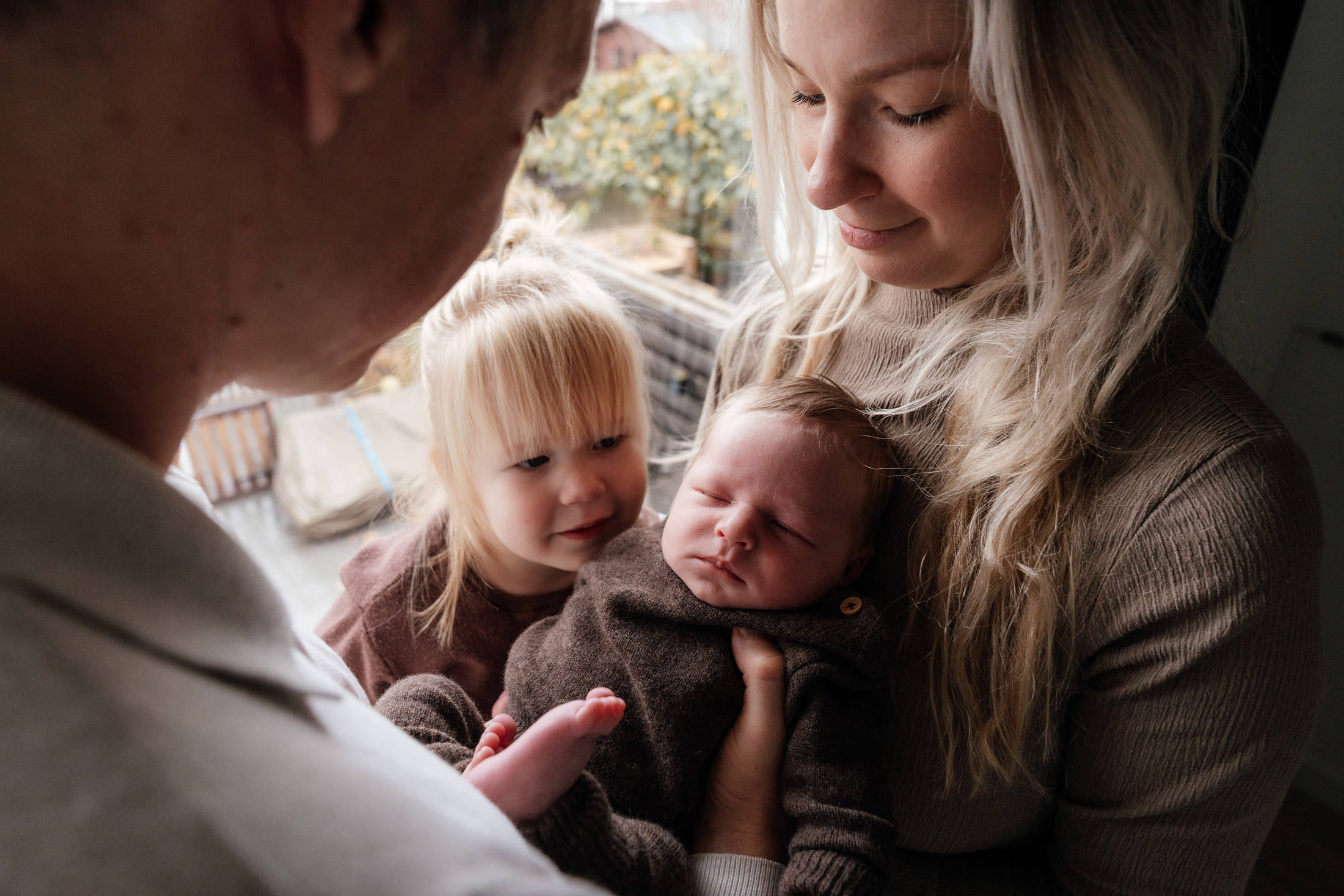 Newbornshoot mama papa grote zus en babybroertje