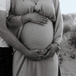 Zwangerschap fotoshoot in de duinen Hoek van Holland zwart-wit