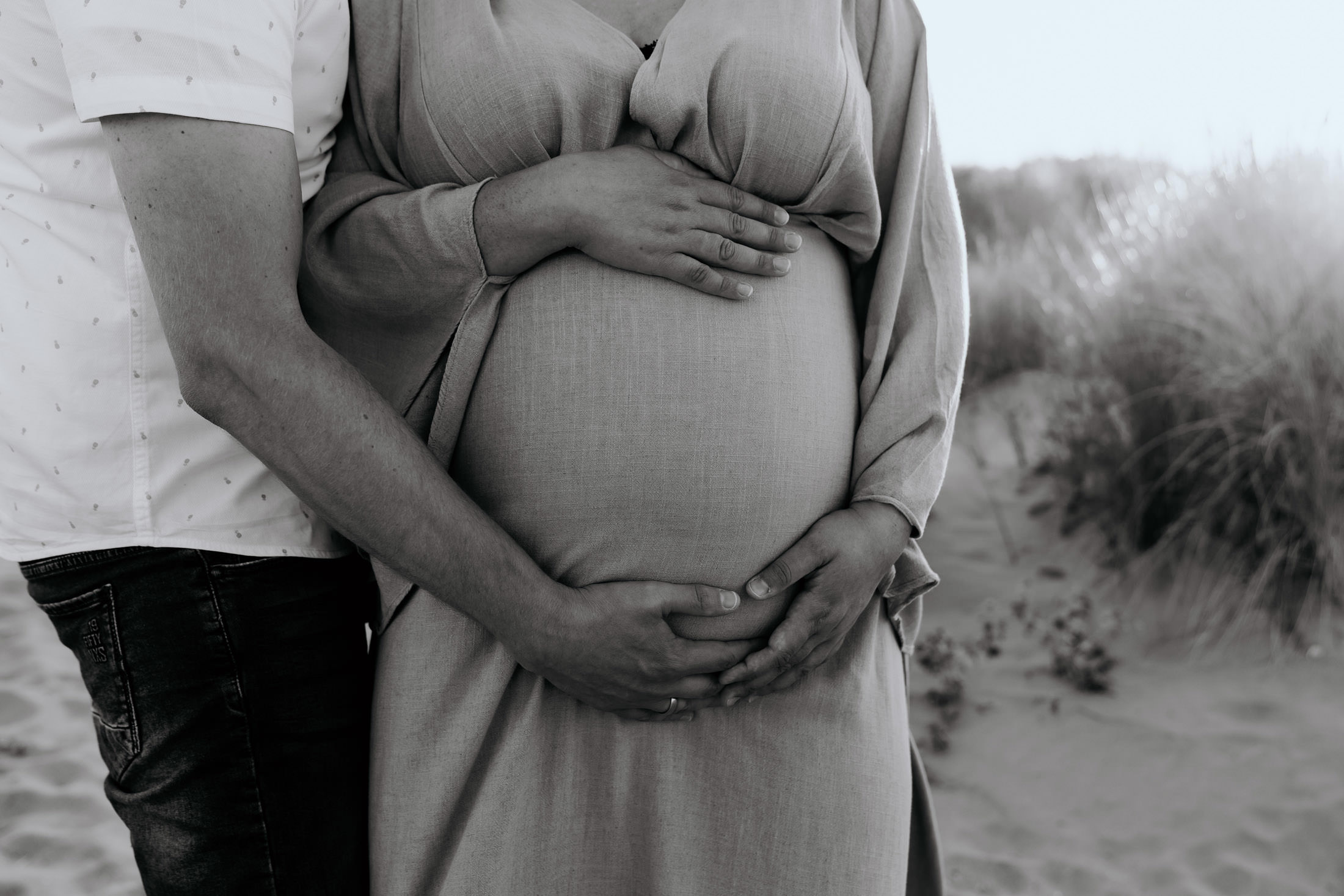 Zwangerschap fotoshoot in de duinen Hoek van Holland zwart-wit