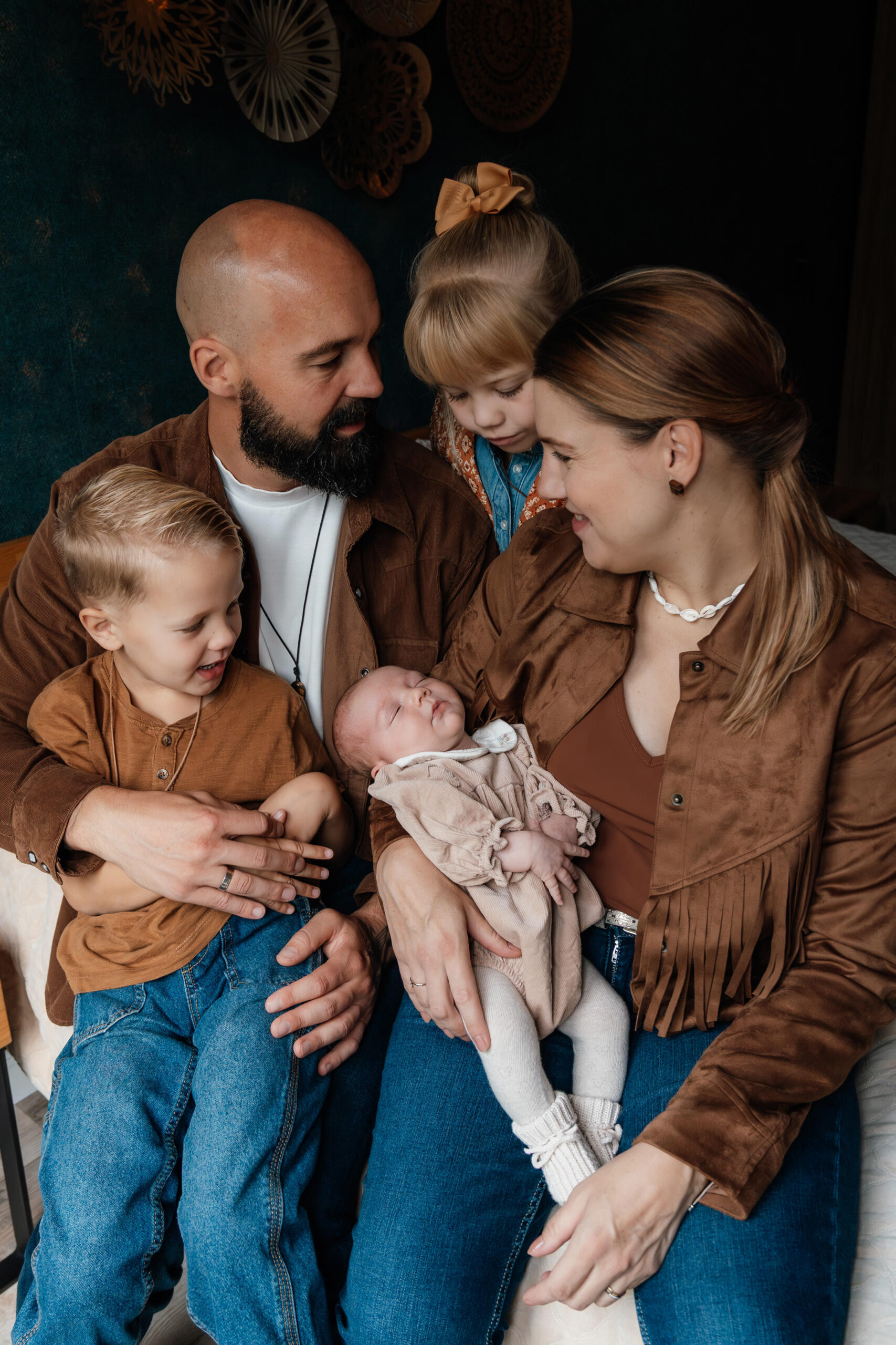 Gezin tijdens babyshoot newbornshoot