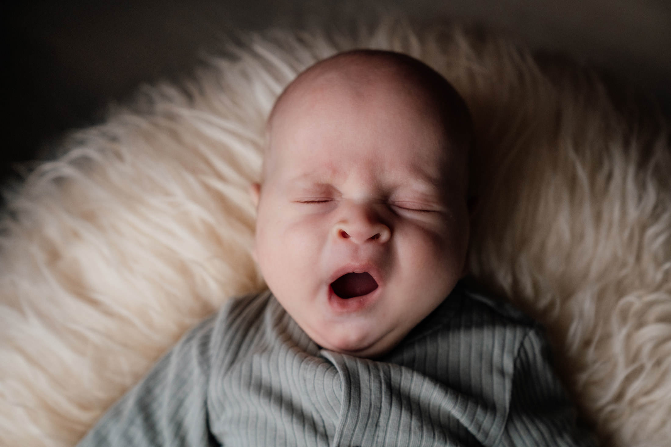 Baby gaapt tijdens newbornshoot in Schiedam