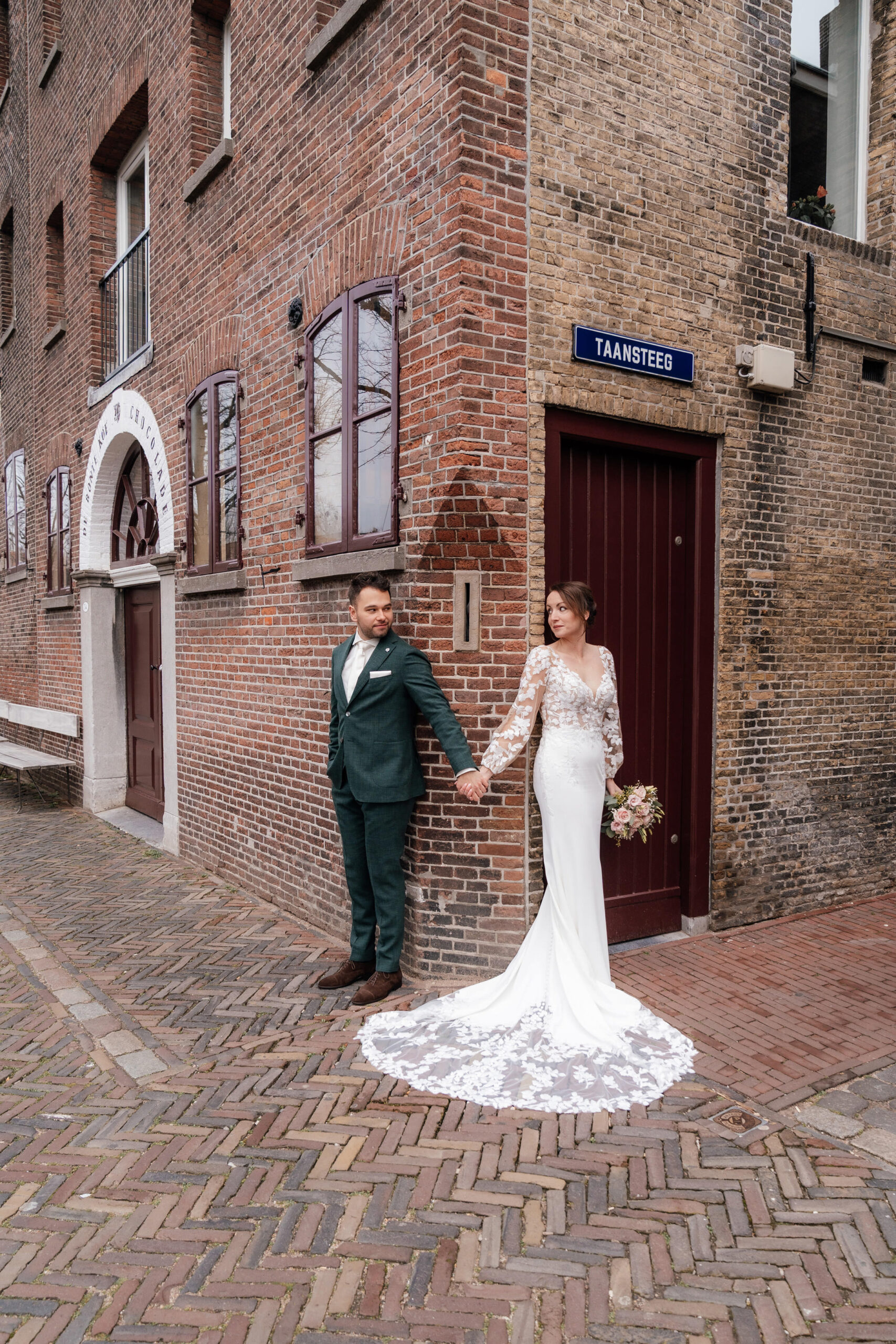 Bruidspaar Schiedam centrum hand in hand