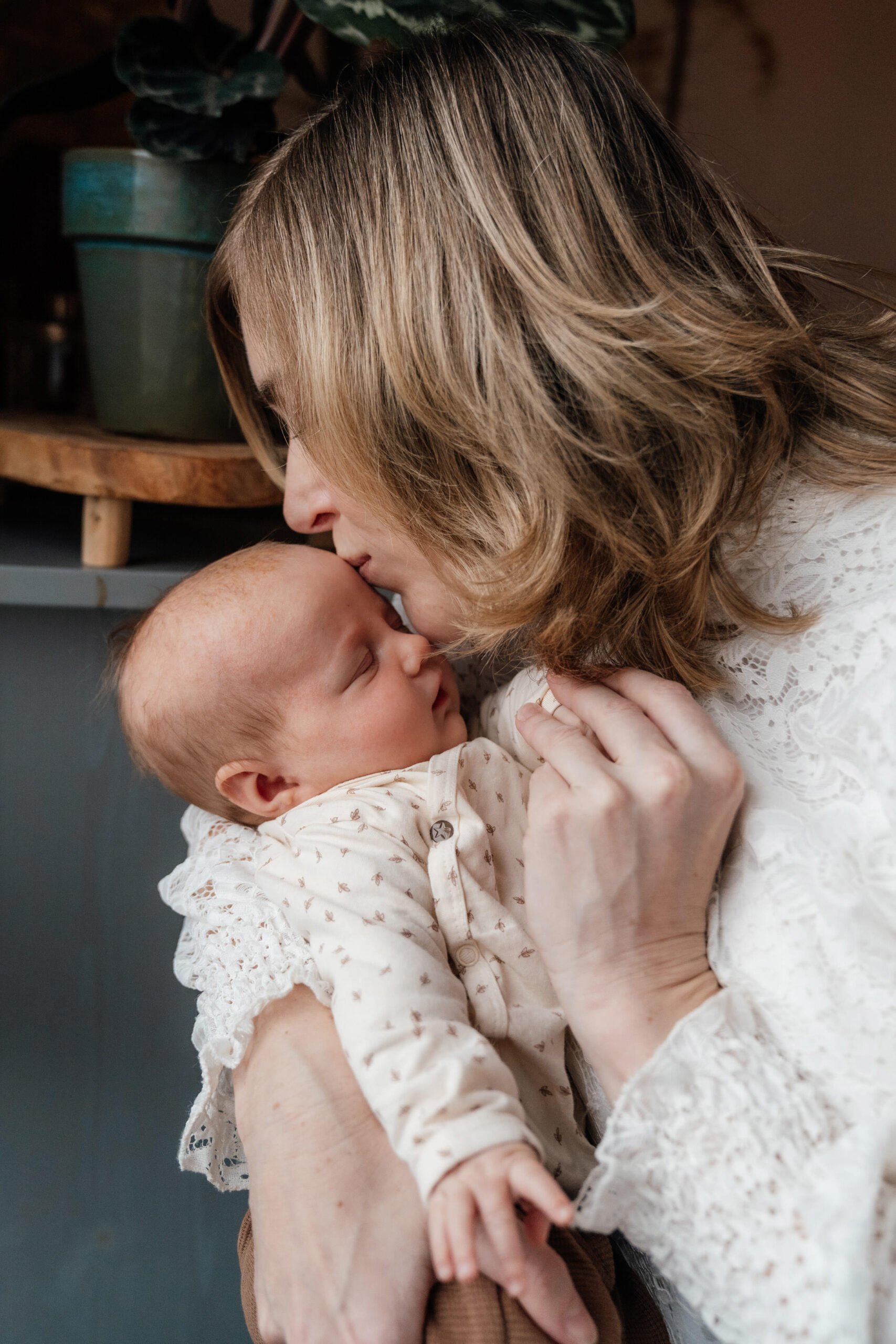 Babyshoot mama kust newborn dochter