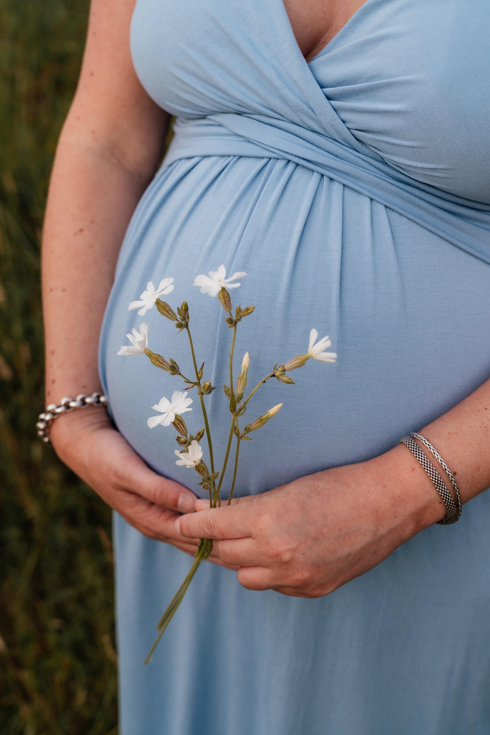 Zwangerschap fotoshoot buik bloemen