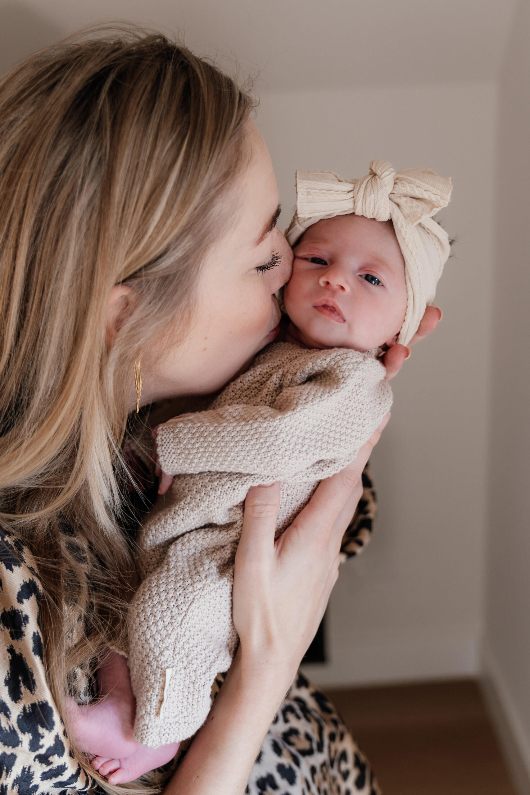 Baby fotoshoot kusje mama en newborn