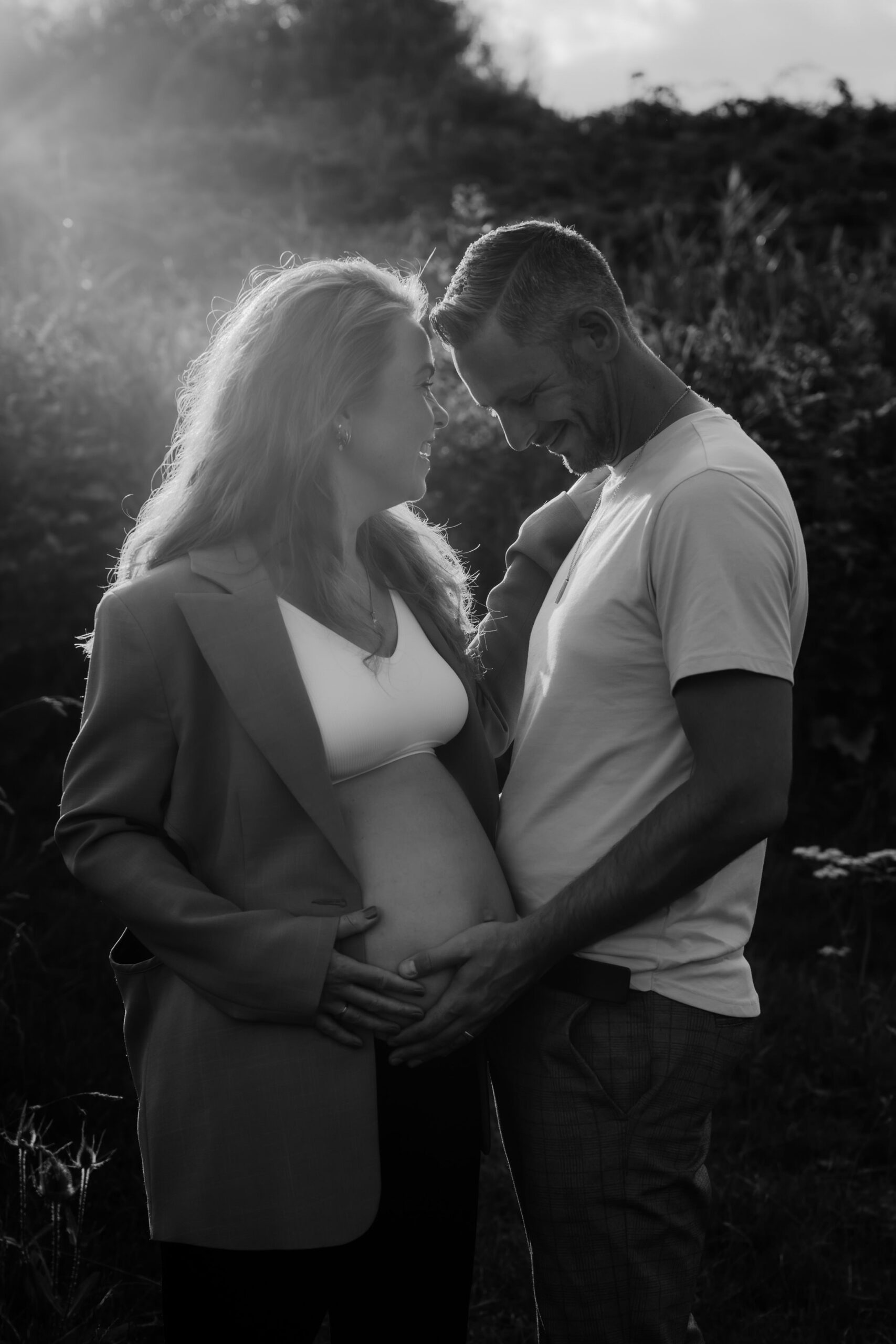 Golden hour zwangerschapsshoot black and white