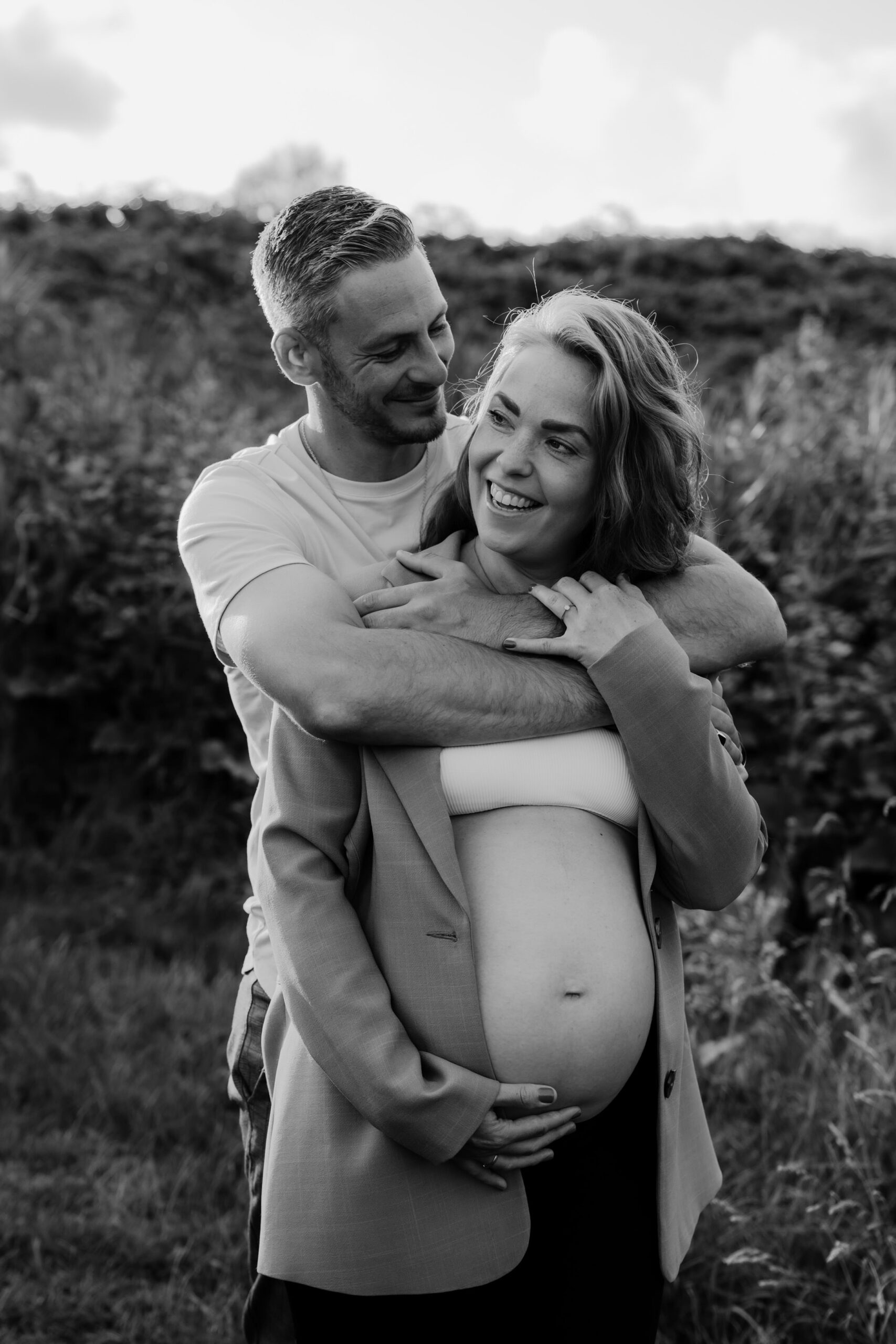 Stel zwangerschapsshoot blote buik Schiedam