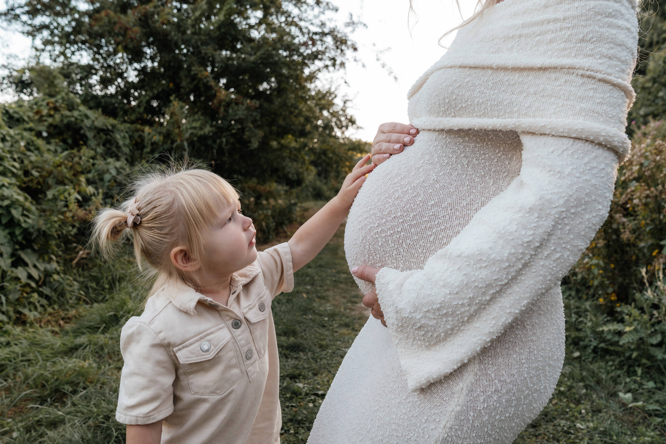 Zwangerschapsshoot in Vlaardingen buik met grote zus