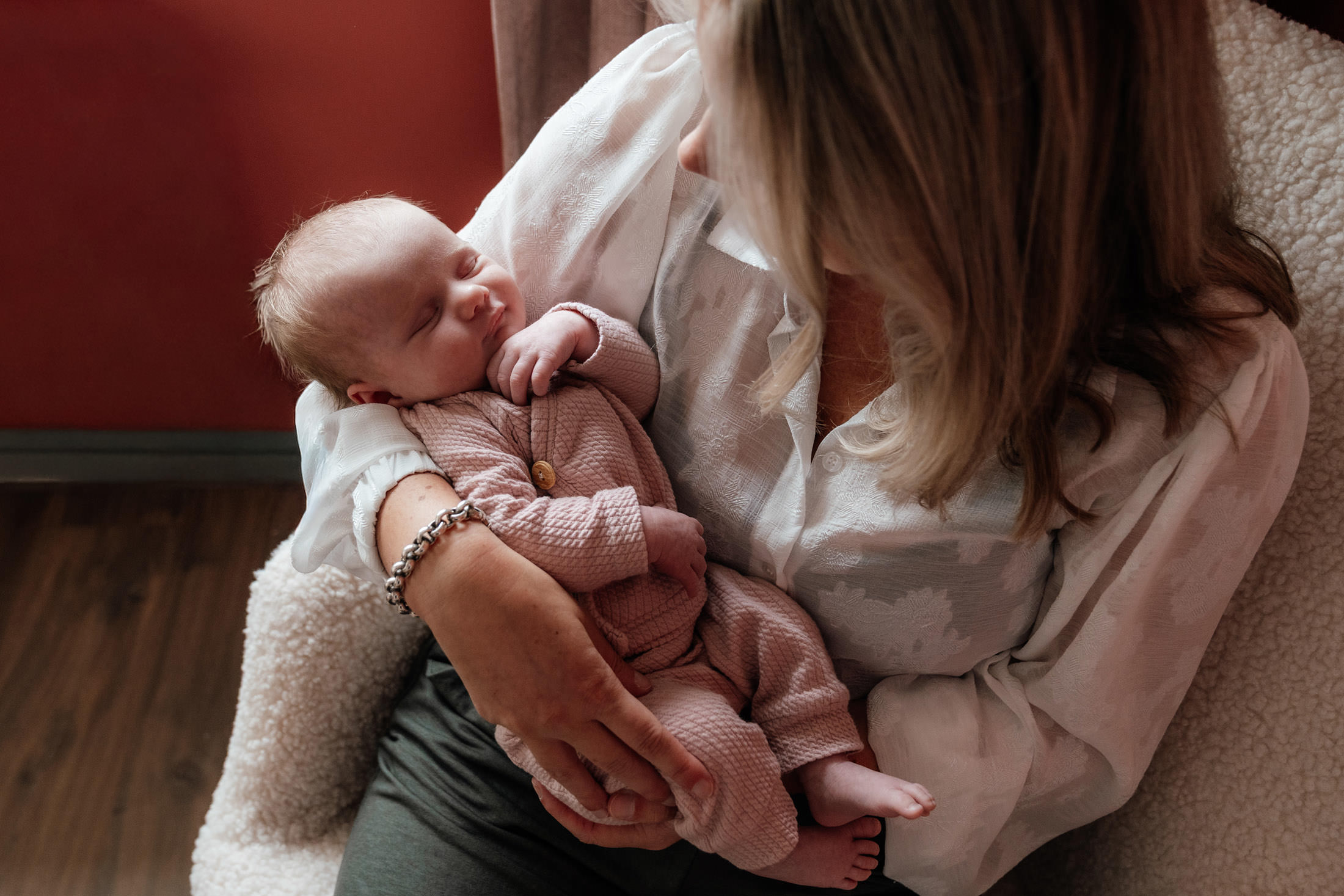 Babyshoot Mama en baby knuffelen samen