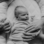 Babyshoot Newbornshoot baby met handen van papa en mama