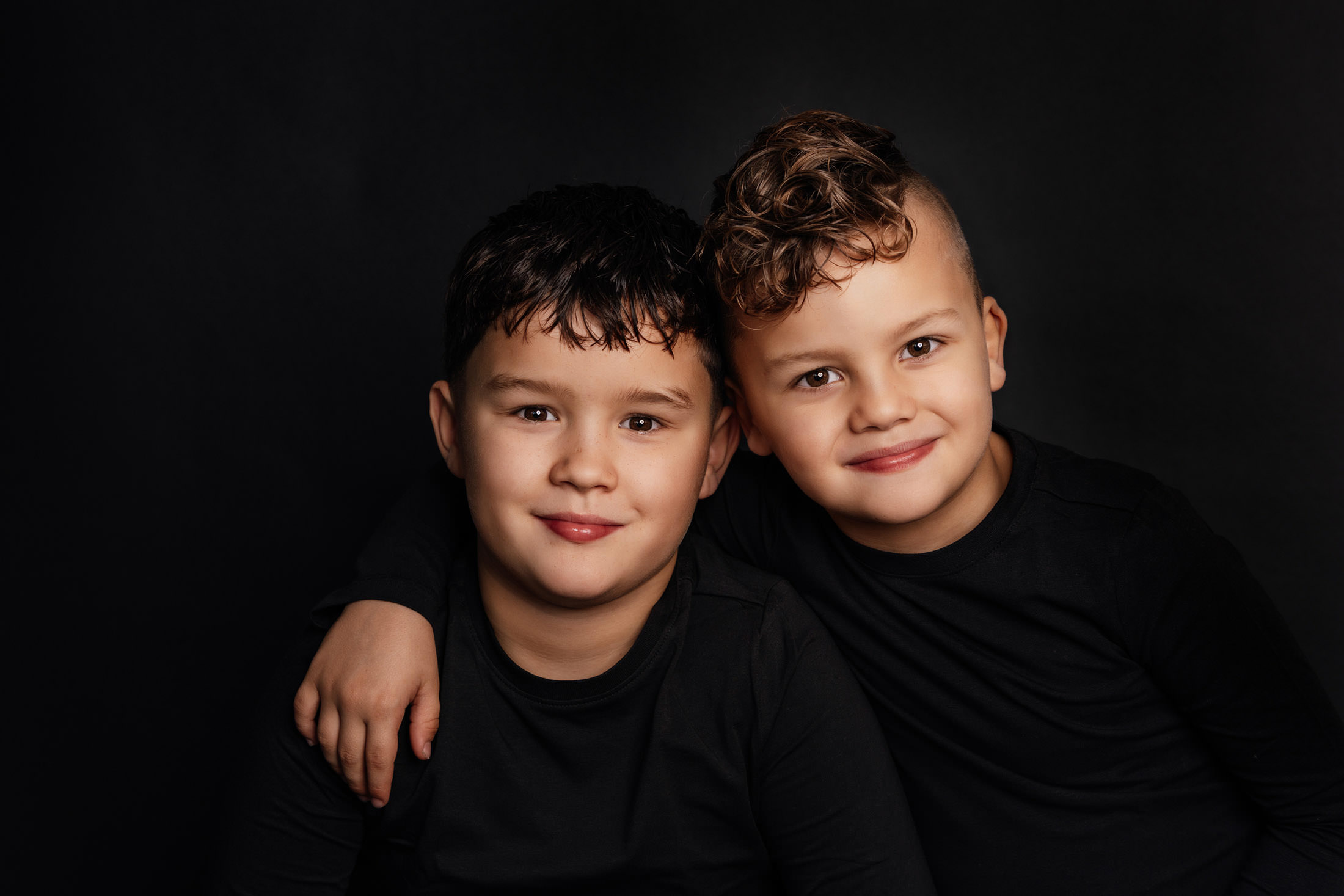 Portretfotografie broertjes zwarte achtergrond Schiedam