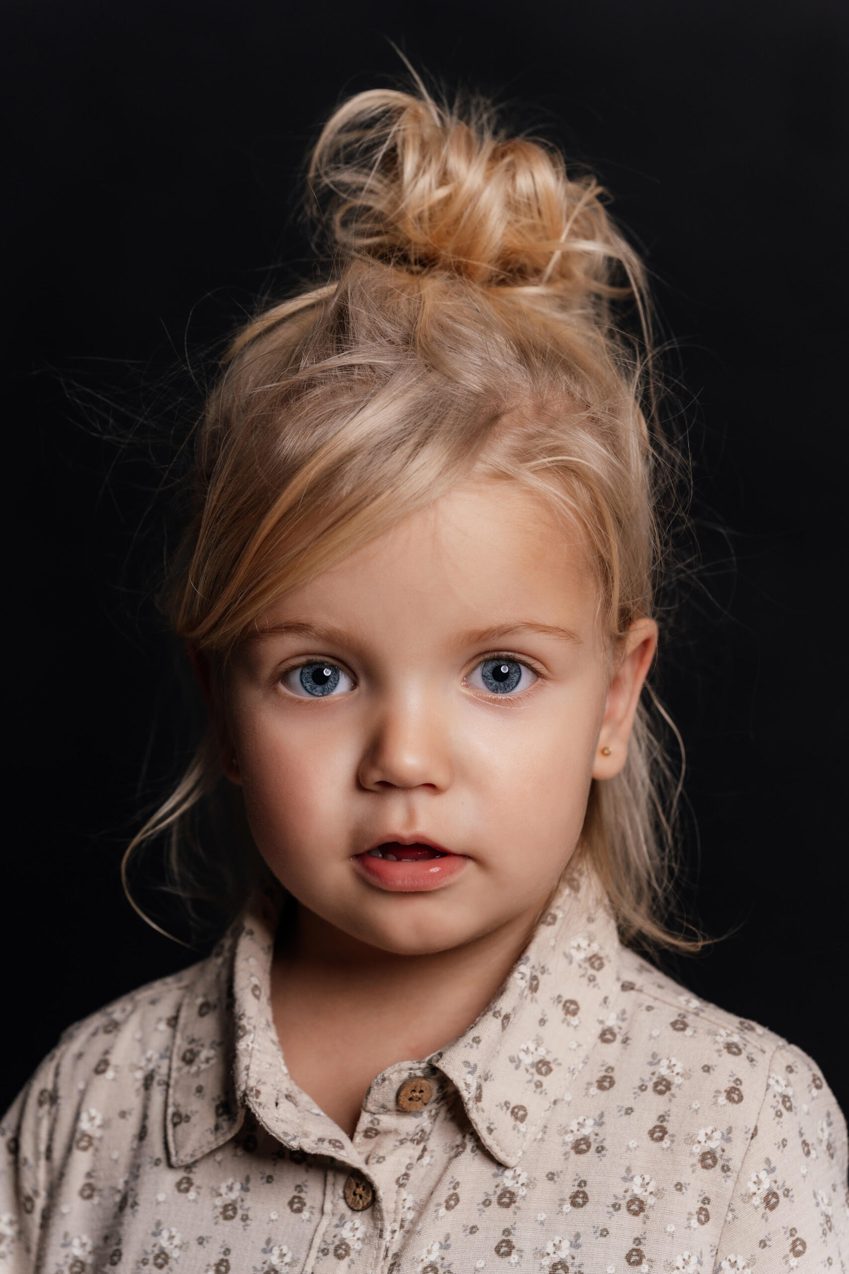 Portret meisje zwarte achtergrond