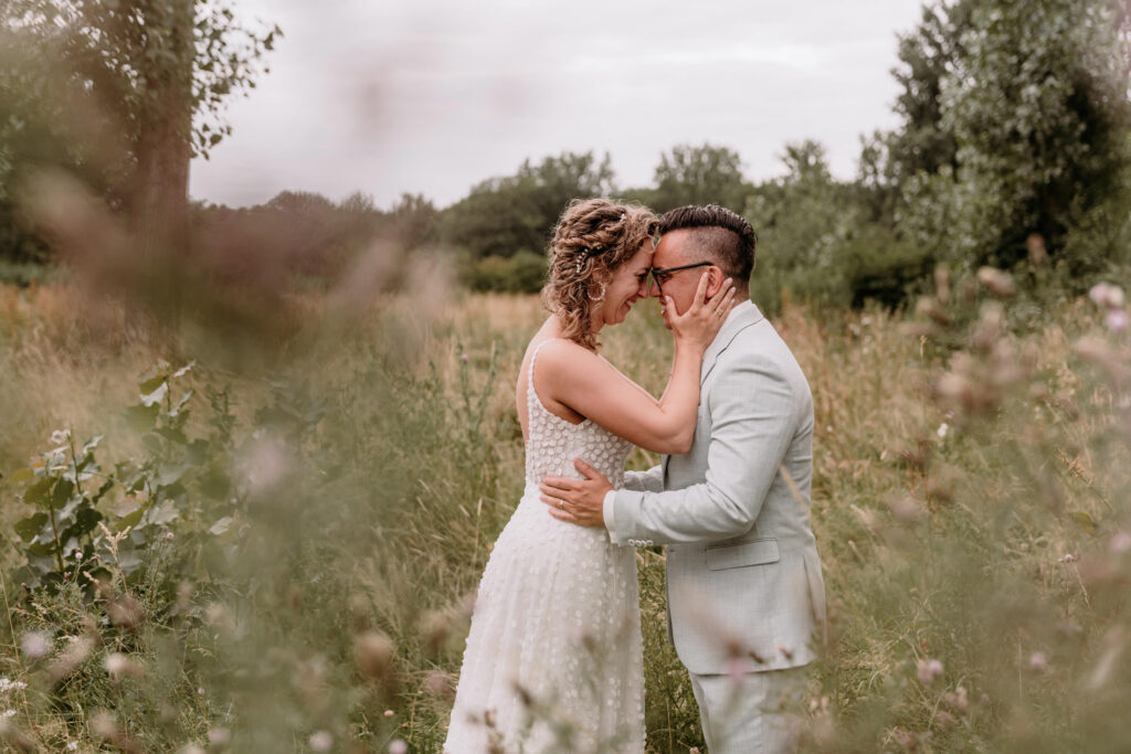 Trouwfotografie in Schiedam van verliefd bruidspaar in de natuur