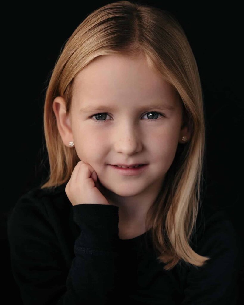 Meisje portretshoot zwarte achtergrond Caar Fotografie Rotterdam