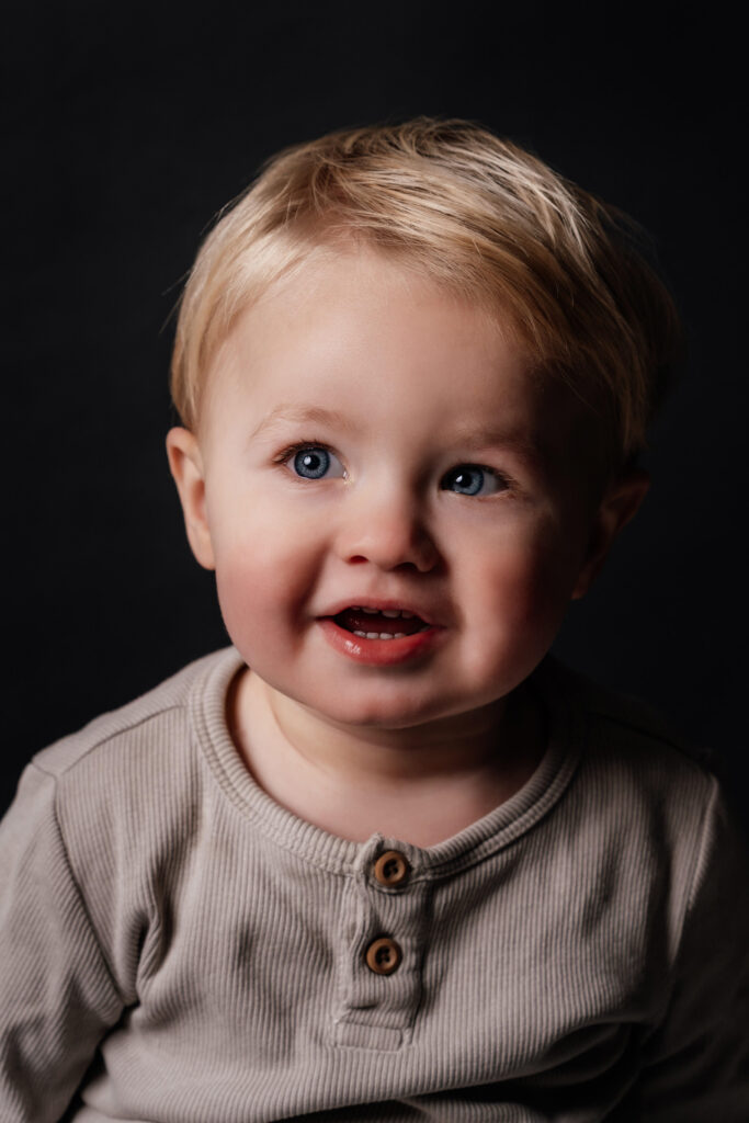Portretfoto jongetje portretshoot met zwarte achtergrond Spijkenisse