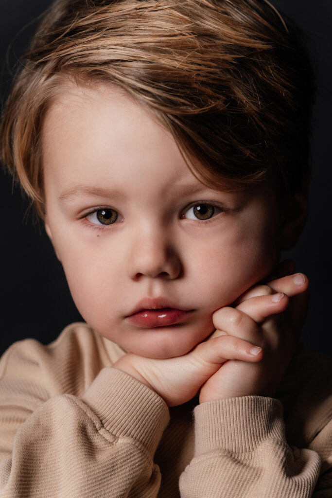 Portretfoto jongetje portretshoot met zwarte achtergrond Spijkenisse