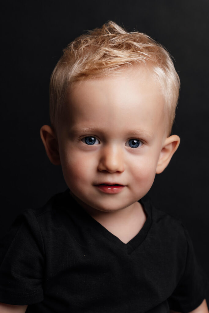 Portretfoto jongetje portretshoot met rustige achtergrond Vlaardingen