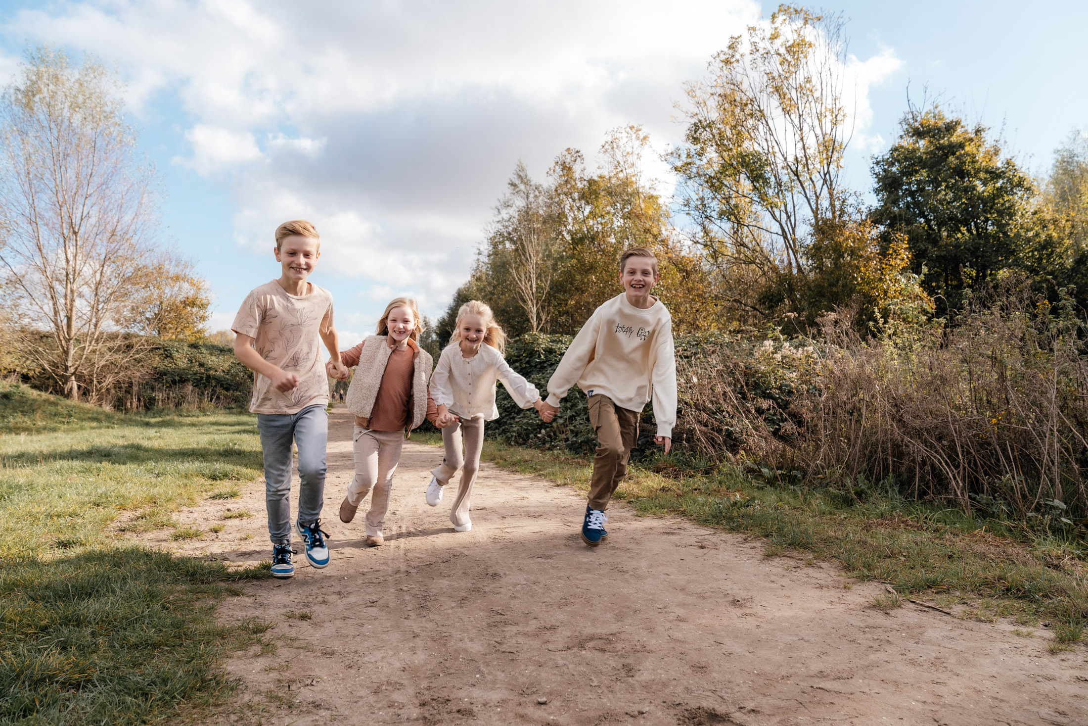 Broertjes en zusjes, neefjes en nichtjes tijdens familieshoot