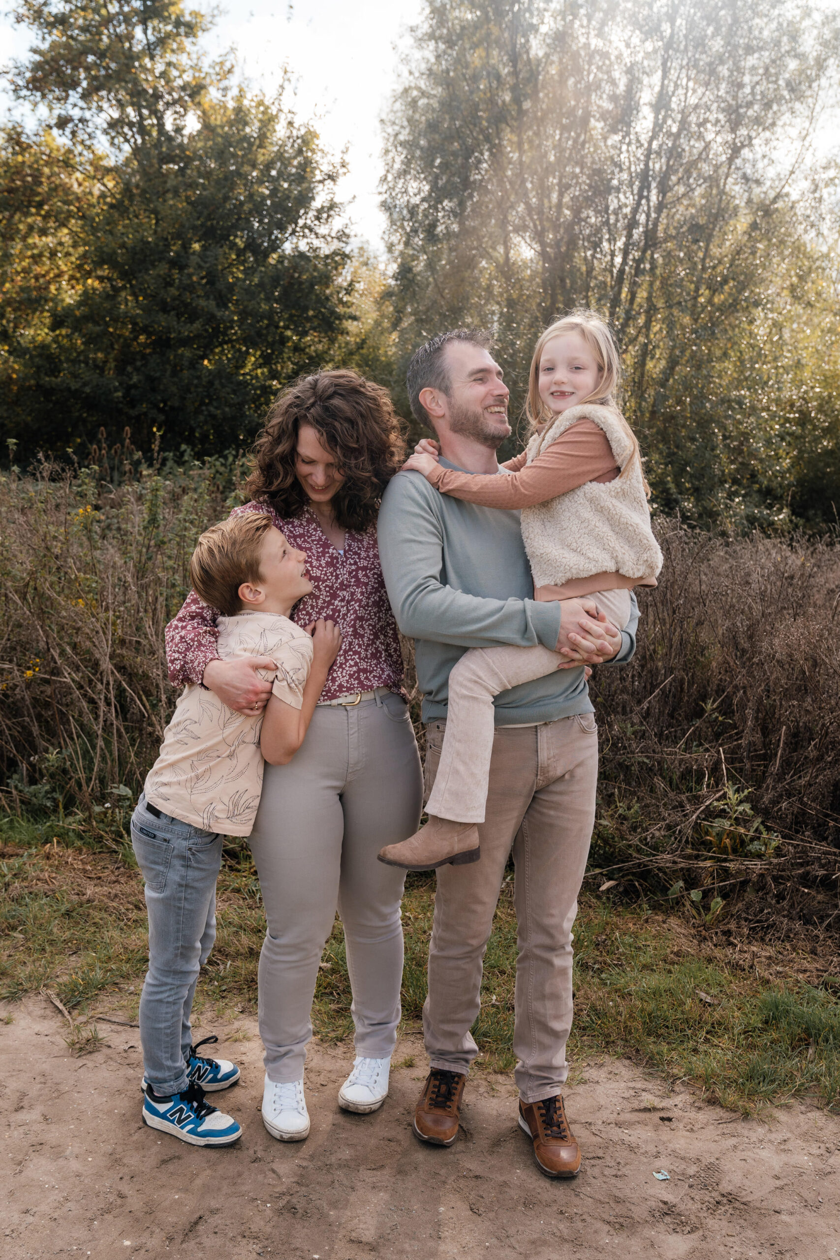 Gezinsshoot knuffelen