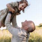 Vader gooit dochter in de lucht tijdens fotoshoot Broekpolder in Vlaardingen