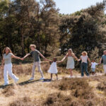 Gezinsshoot hand in hand in de duinen