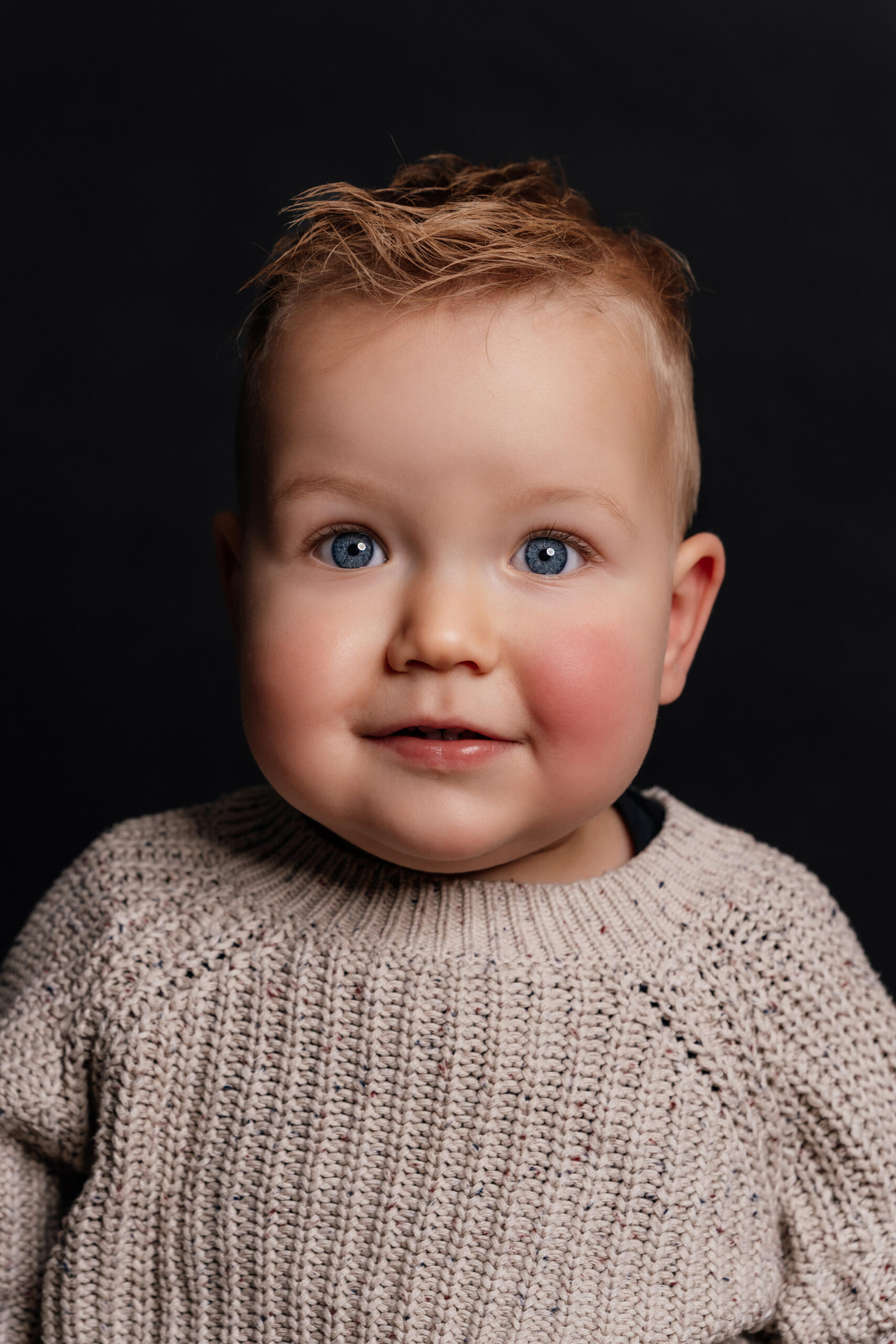 Portret jongen zwarte achtergrond Rotterdam