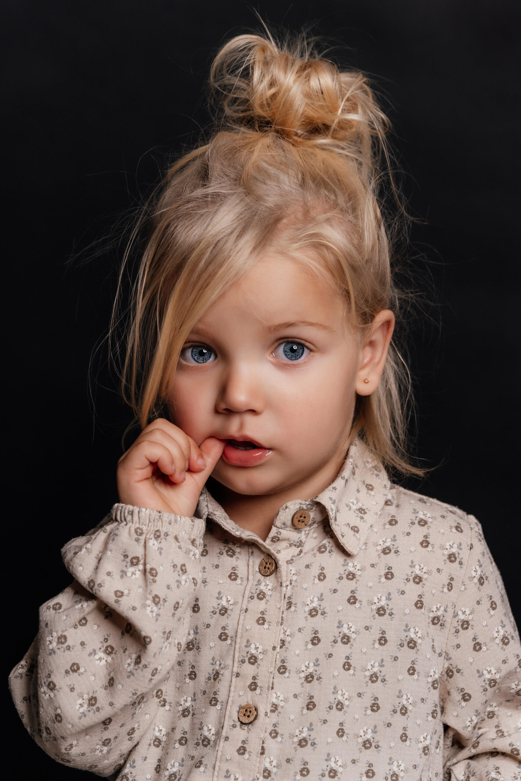 Portret meisje zwarte achtergrond Rotterdam