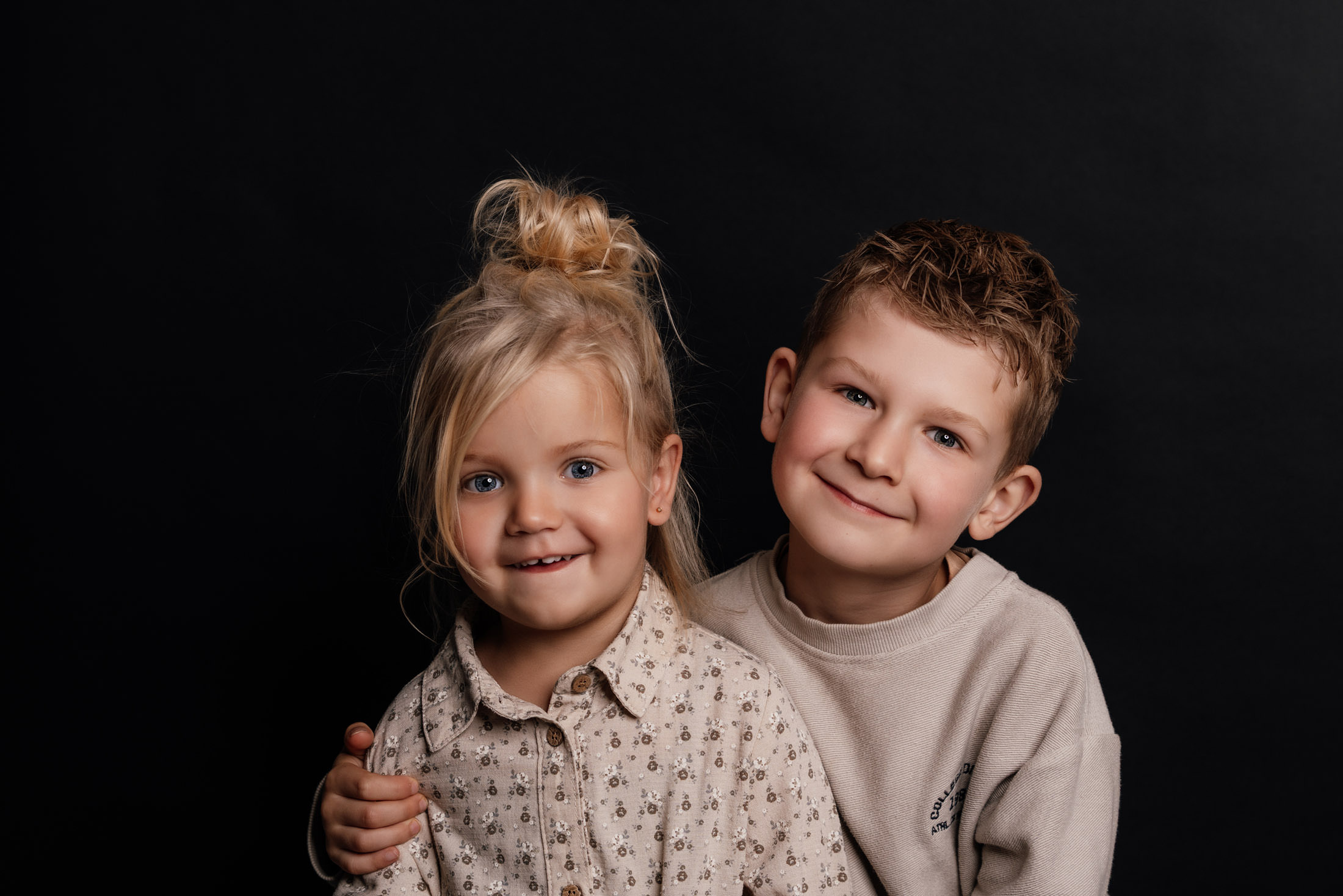 Portret zwarte achtergrond broertjes en zusjes Rotterdam