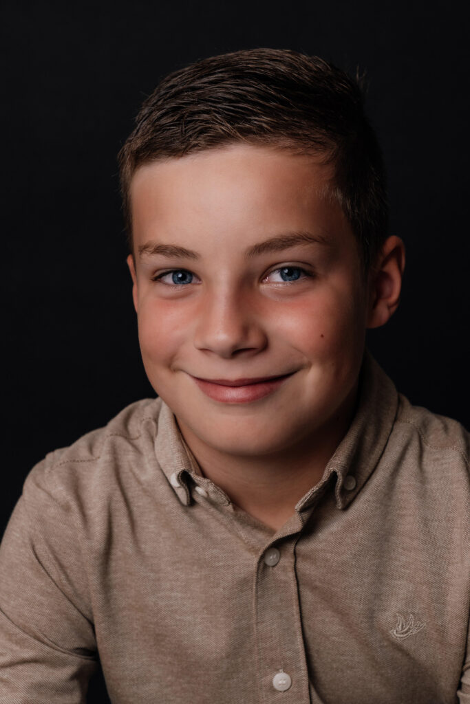 Portretfoto jongen tiener portretshoot met zwarte achtergrond Rotterdam