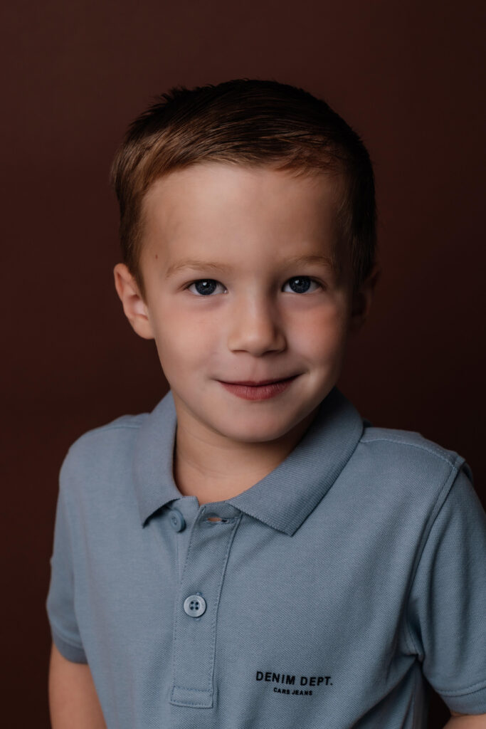 Portretfoto jongen portretshoot met bruine achtergrond Rotterdam