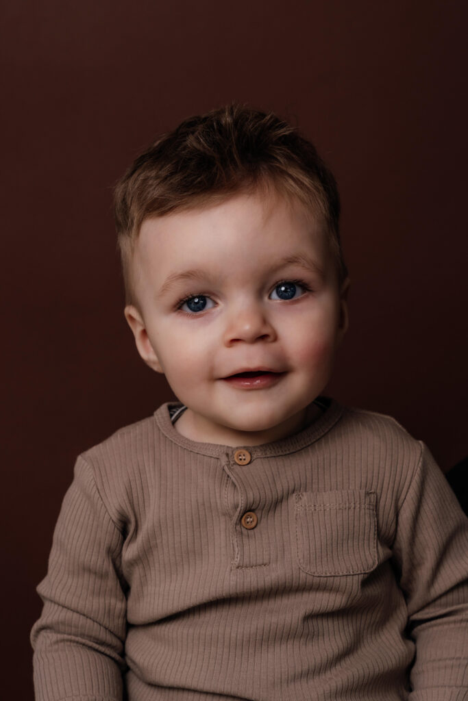Portretfoto jongetje portretshoot met rustige achtergrond Rotterdam