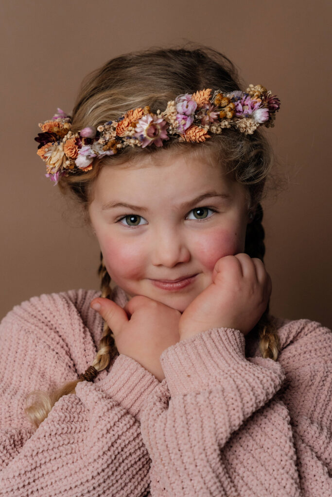 Portretfoto meisje met bloemenkrans portretshoot met rustige achtergrond Rotterdam