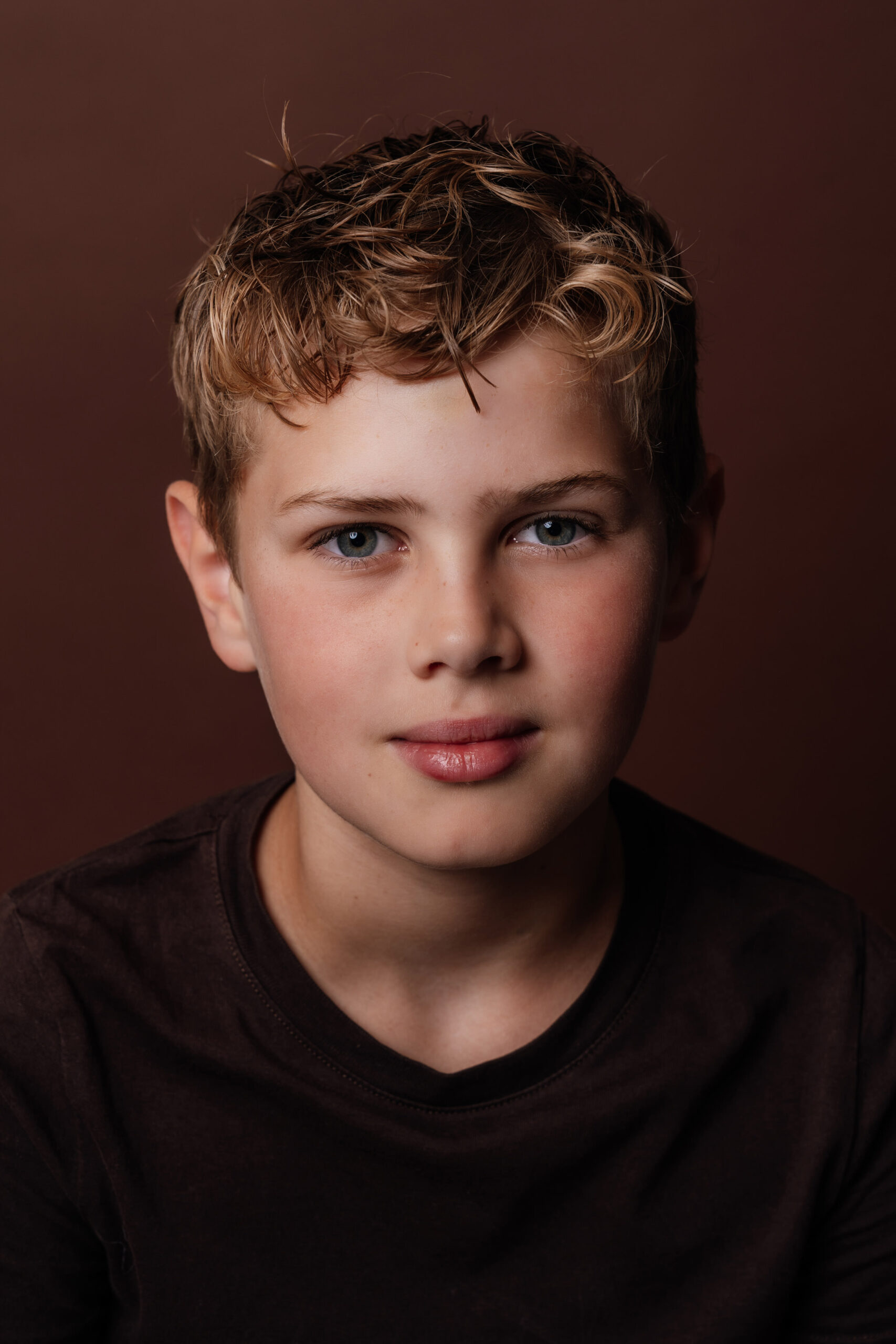 Portret jongen bruine achtergrond Vlaardingen