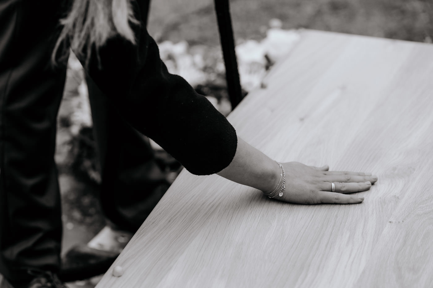 Afscheid Hand op kist uitvaartfotografie Schiedam